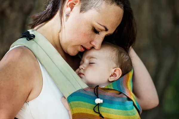 Madre informal llevar bebé niña en portabebés en el parque — Foto de Stock