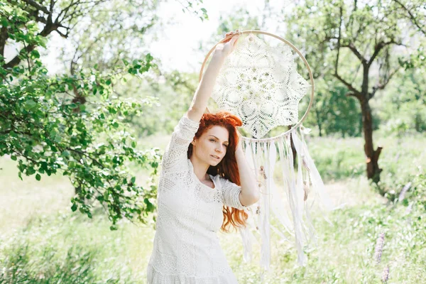 Jeune femme rousse tenant attrapeur de rêve blanc — Photo