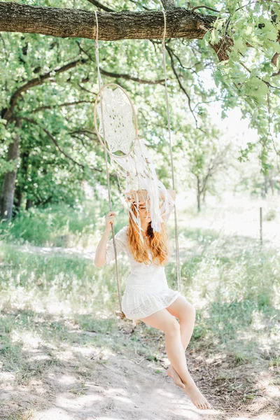 Mujer de pelo rojo joven sosteniendo atrapasueños blanco —  Fotos de Stock