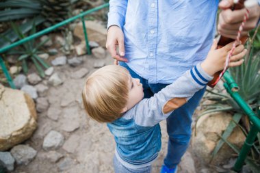 Baba oğluyla oynuyor.