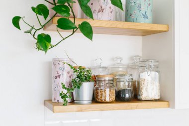 Mutfakta ki rafları aç. Mutfak manzarası