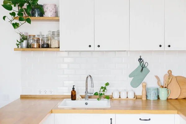 İskandinav tarzında beyaz mutfak görüntüleyin