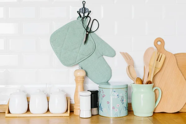 İskandinav tarzında beyaz mutfak görüntüleyin