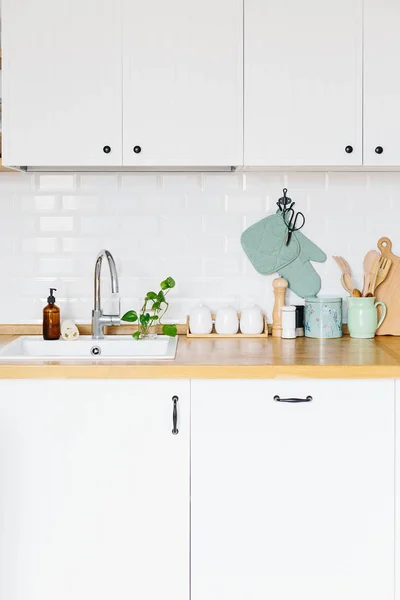 Vista sobre cocina blanca en estilo escandinavo — Foto de Stock