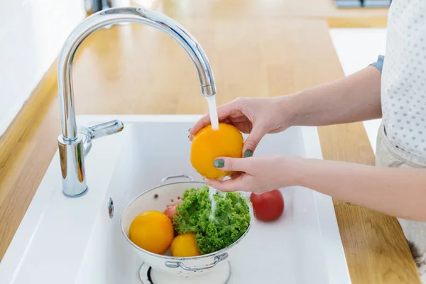 Woman hands washing fresh vegetables — Stock Photo, Image