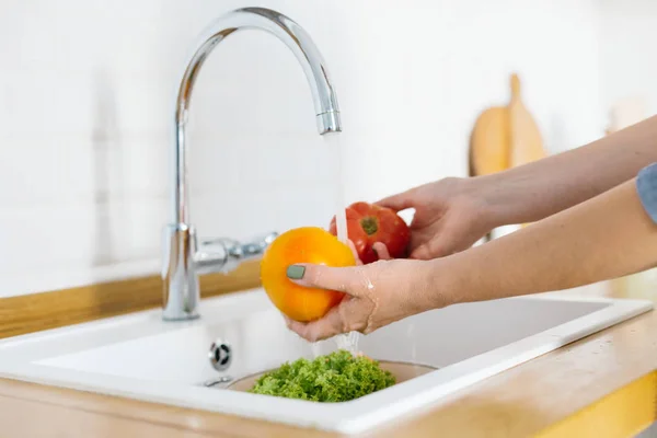 Woman hands washing fresh vegetables — Stock Photo, Image