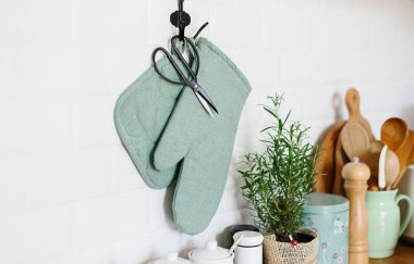 Mutfak aksesuarları, mutfak detayları, ahşap masa üzerine bitkiler, beyaz seramik tuğla duvar arka plan