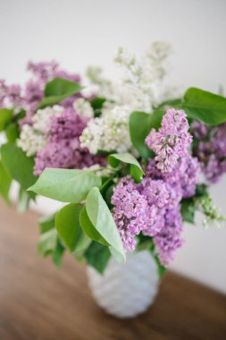 Cam vazo içinde Lila buket