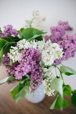Cam vazo içinde Lila buket