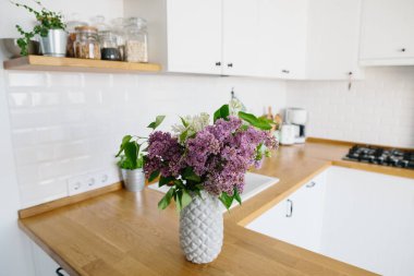İskandinav tarzında modern beyaz mutfak.