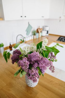 İskandinav tarzında modern beyaz mutfak.