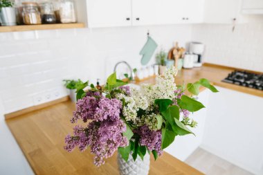 İskandinav tarzında modern beyaz mutfak.