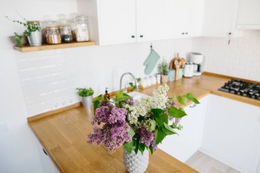 İskandinav tarzında modern beyaz mutfak.