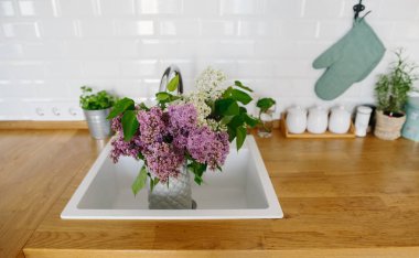 İskandinav tarzında modern beyaz mutfak.