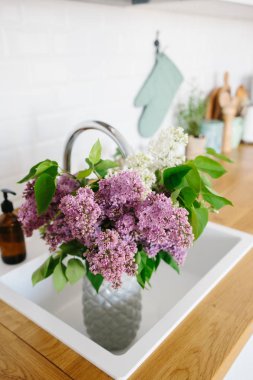 İskandinav tarzında modern beyaz mutfak.