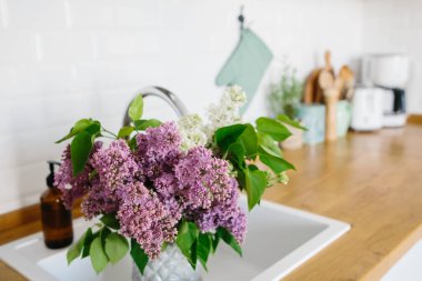 İskandinav tarzında modern beyaz mutfak.