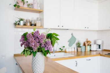 İskandinav tarzında modern beyaz mutfak.