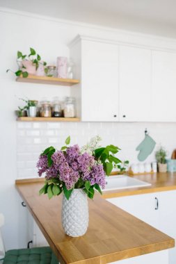 İskandinav tarzında modern beyaz mutfak.