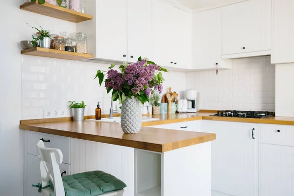 Cocina blanca moderna en estilo escandinavo . — Foto de Stock