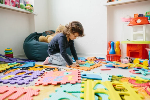 Little girl child playing with numbers puzzle — Stock Photo, Image
