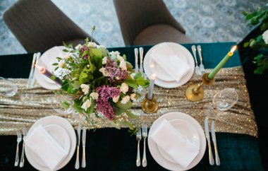 Düğün romantik yemek masası ayarları.