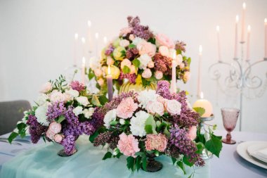 Düğün romantik yemek masası ayarları.