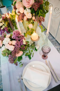 Düğün romantik yemek masası ayarları.