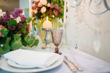 Düğün romantik yemek masası ayarları.