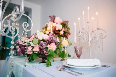 Düğün romantik yemek masası ayarları.