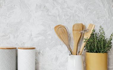 Mutfak aletleri seramik kavanoz ve beyaz gri doku arka planında kekik otu. Seçici odaklanma. Metin için alanı kopyala