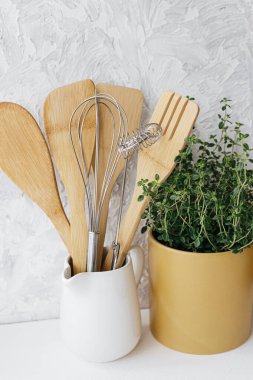 Mutfak aletleri seramik kavanoz ve beyaz gri doku arka planında kekik otu. Seçici odak.