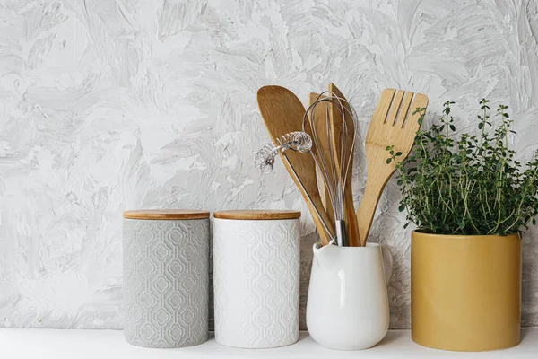 Kitchen Utensils Ceramic Jar Thyme Herb White Gray Texture Background — Stock Photo, Image