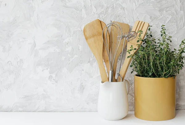 Kitchen Utensils Ceramic Jar Thyme Herb White Gray Texture Background — Stock Photo, Image