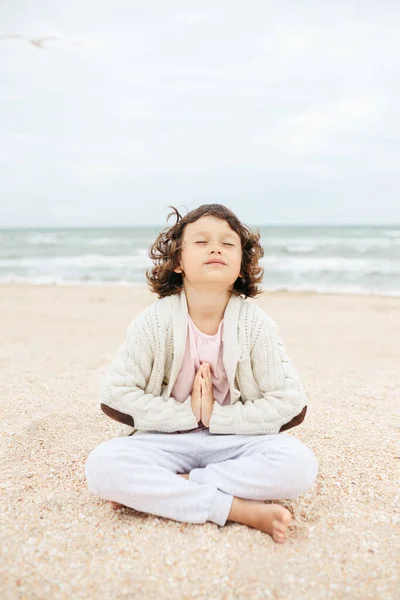 Niña Meditando Playa Haciendo Yoga Colores Pastel — Foto de Stock