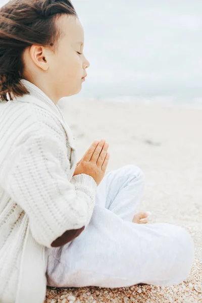 Niña Meditando Playa Haciendo Yoga Colores Pastel — Foto de Stock