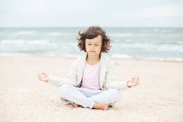 Niña Meditando Playa Haciendo Yoga Colores Pastel — Foto de Stock