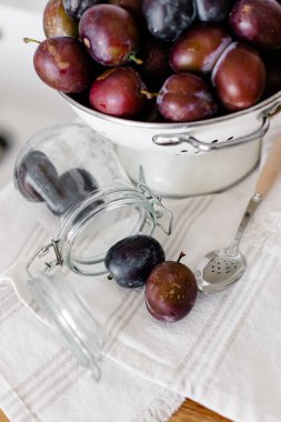 Ev yapımı erik reçeli hazırlığı. Erikleri kevgire buladım.