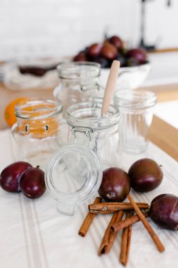 Ev yapımı erik reçeli hazırlığı. Sterilize kavanozlar