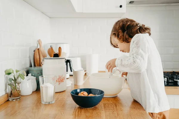 Gadis Kecil Mempersiapkan Adonan Untuk Pancake Dapur Konsep Persiapan Makanan — Stok Foto