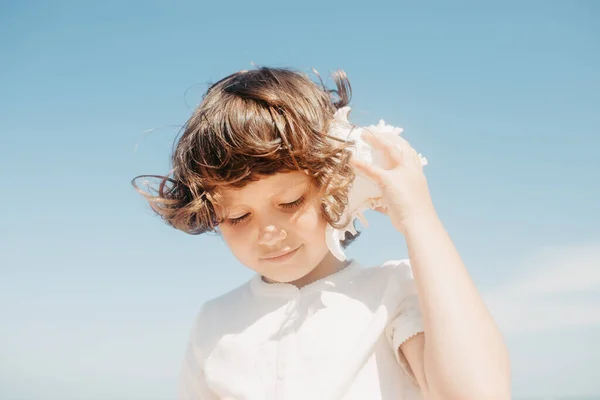 Jeune Fille Frisée Shirt Blanc Jupe Rose Vif Avec Coquille — Photo