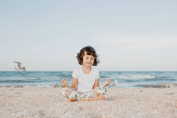 Дитяча Дівчина Сидить Пляжі Медитує Займається Йогою Розслабляється Свідомим Диханням — стокове фото