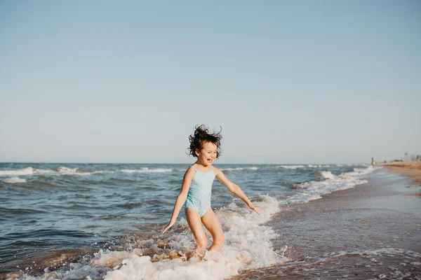 Niña Feliz Jugando Playa Durante Día Estilo Vida Fotografía —  Fotos de Stock