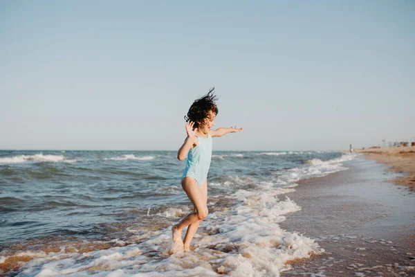 Niña Feliz Jugando Playa Durante Día Estilo Vida Fotografía —  Fotos de Stock