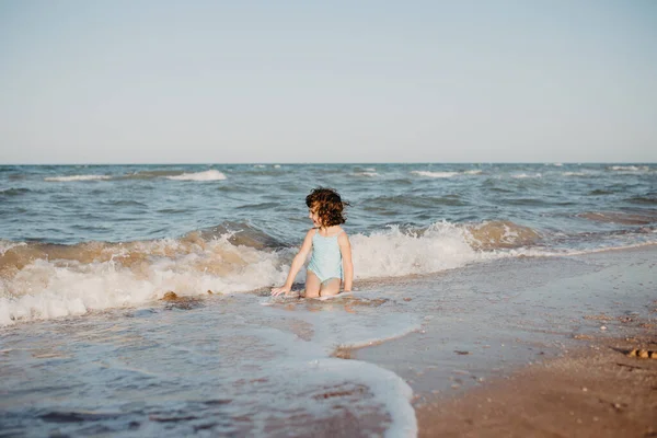 Niña Feliz Jugando Playa Durante Día Estilo Vida Fotografía —  Fotos de Stock