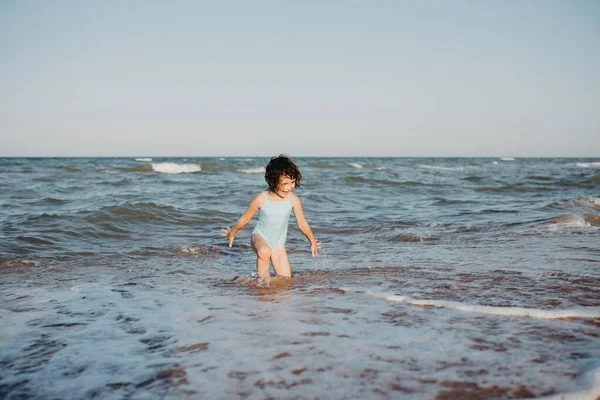 Niña Feliz Jugando Playa Durante Día Estilo Vida Fotografía —  Fotos de Stock