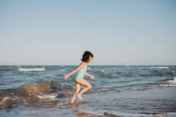 Niña Feliz Jugando Playa Durante Día Estilo Vida Fotografía —  Fotos de Stock