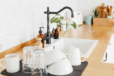 Yıkandıktan sonra mutfak masasındaki temiz bardakları ve tabakları kapatın. Bulaşıkçısız bir hayat. sıfır atık çevre dostu ev