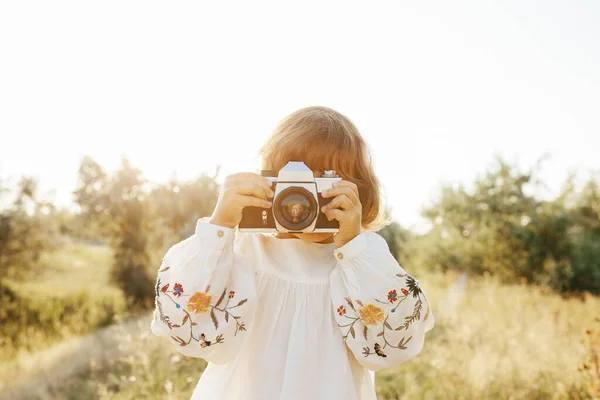 Nakış Işlemeli Bluz Giyen Küçük Bir Kız Eski Fotoğraf Makinesiyle — Stok fotoğraf