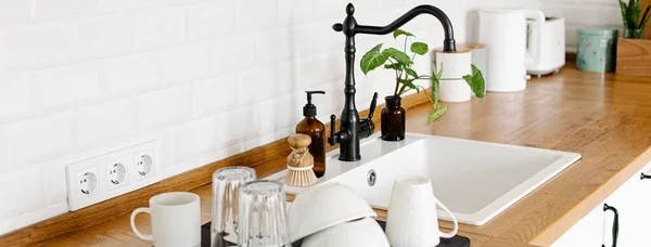Очистите Стаканы Посуду Кухонном Столе После Мытья Крупным Планом Жизнь — стоковое фото