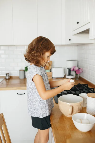 Child Girl Prepares Dough Baking Breaks Egg Bowl Home Cooking — Stock Photo, Image